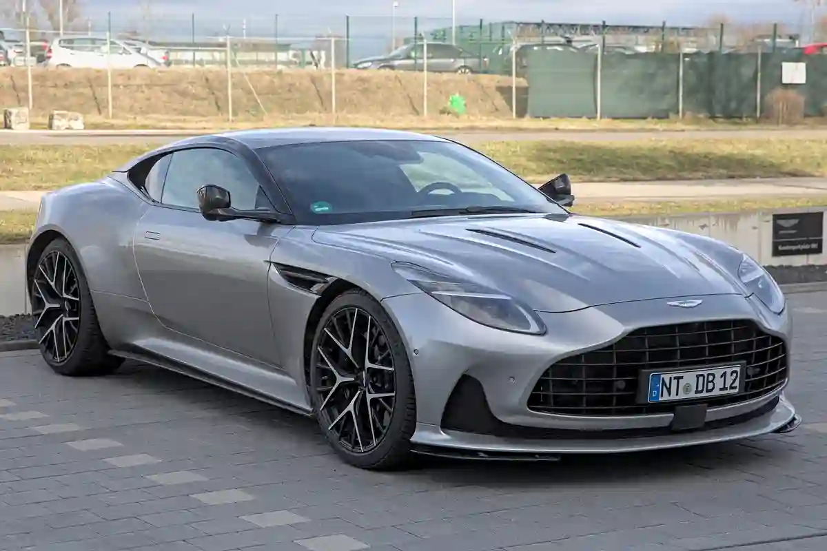 Aston Martin DB12: Perpaduan Kekuatan dan Kemewahan Inggris