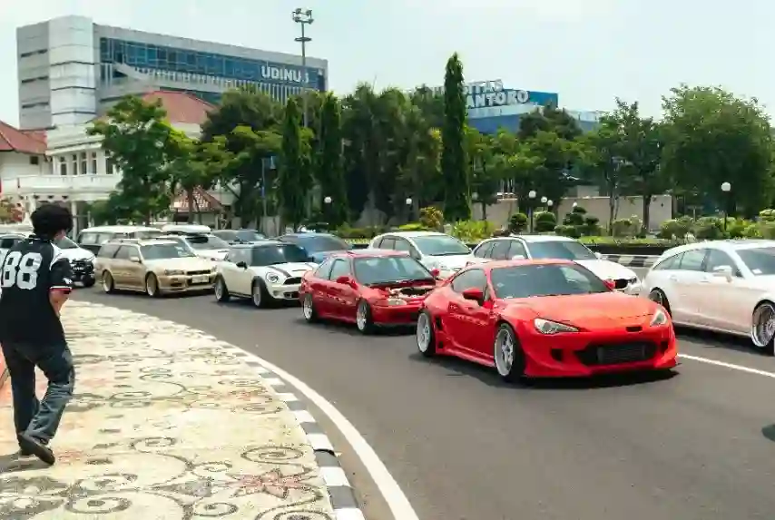 Mobil dan Kopi: Fenomena Car Meet di Kafe-Kafe Hits