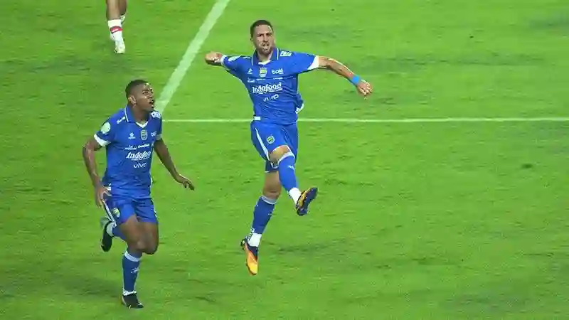 Hebat! Main 10 Pemain, Persib Sikat Persis 2-0 dan Dekati 4 Besar