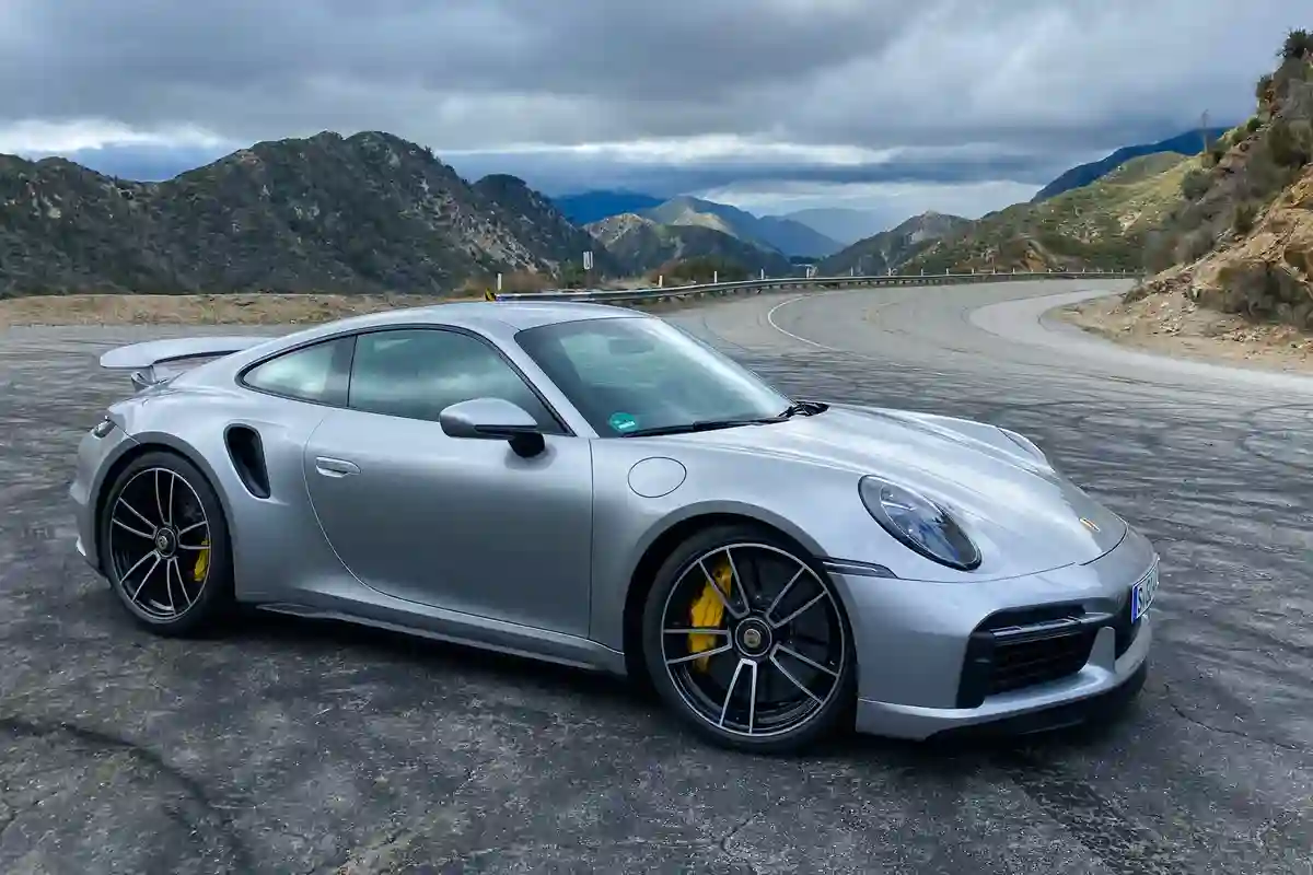Sinopsis Mesin Ganas Porsche 911 Turbo S: Akselerasi 0-100 km/h di 2,7 Detik