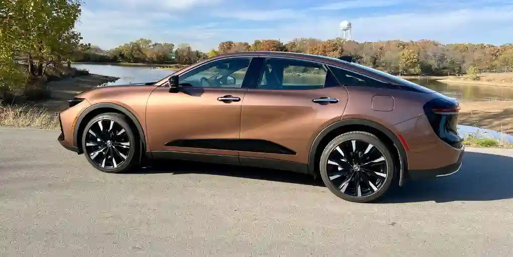 Review Lengkap Toyota Crown 2025: Mewah dan Hybrid